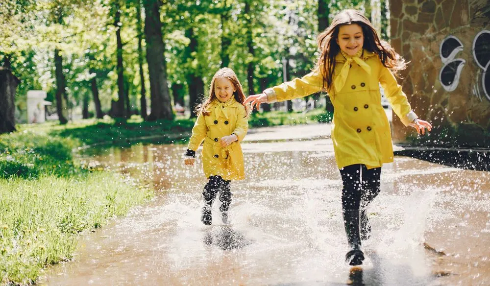 Outdoor-Bekleidung wird durch Imprägnierung vor Wasser und Schmutz geschützt.